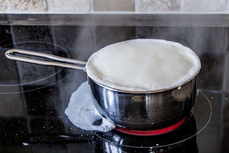 Want to prevent a pot from boiling over? Add THIS ingredient to the water!