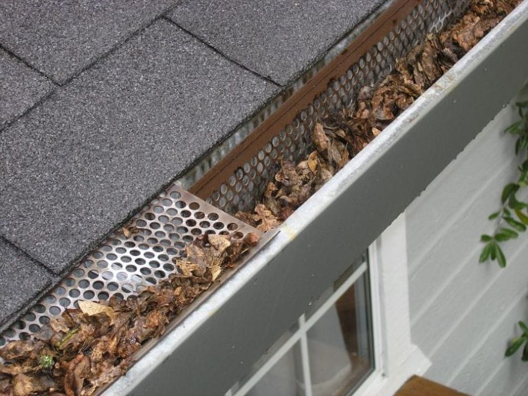 Cleaning the gutter? You can do it yourself with THESE handy tricks!