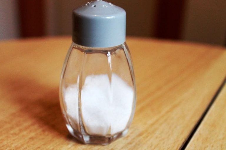 This is the brilliant reason why you should put baking soda in a salt
