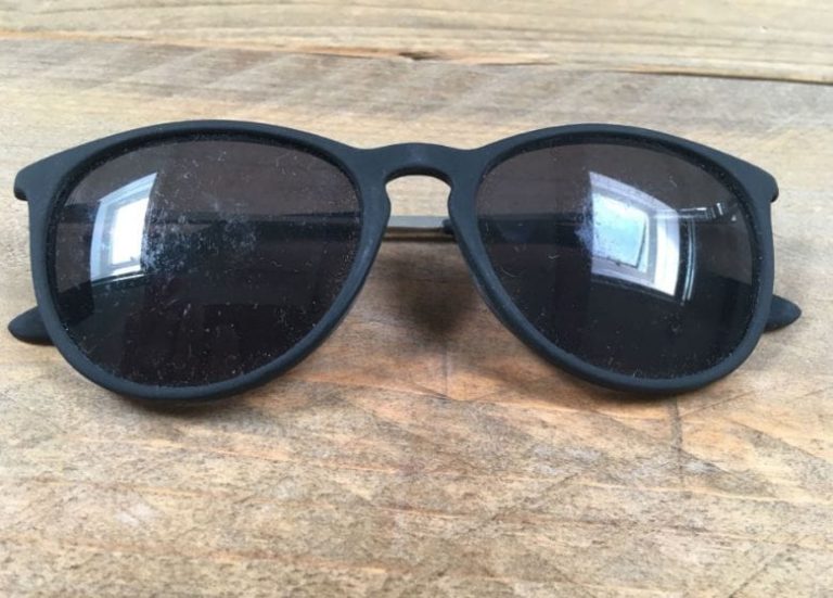 Got ugly scratches on your sunglasses? With this trick they could be gone in no time at all!