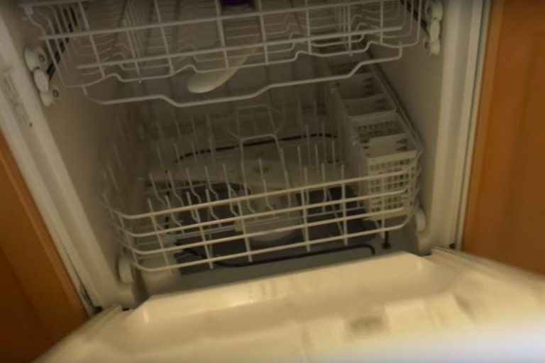 This is how to get your microwave oven squeaky clean within mere minutes
