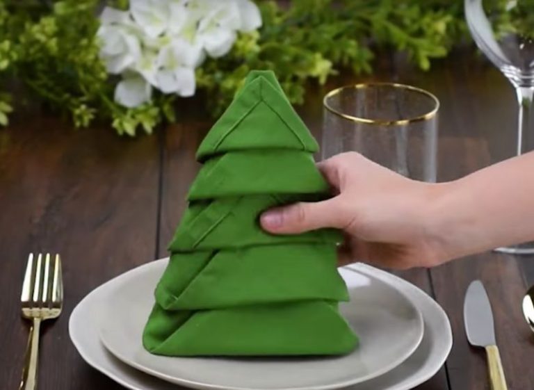 This is how you can fold regular napkins into cute Christmas trees