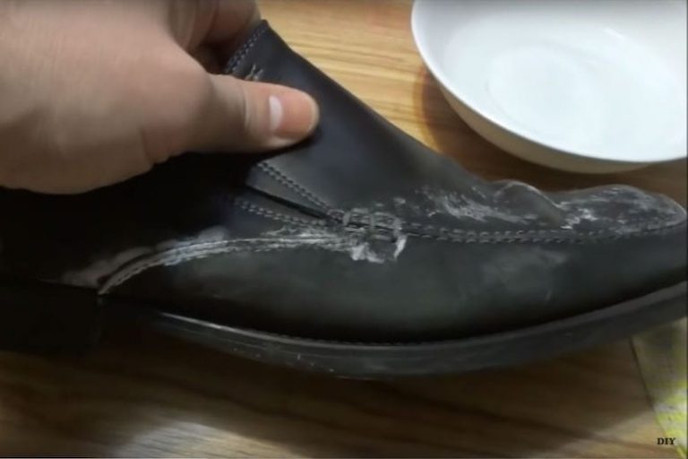 Here's why you should be making your bed with wet sheets! This trick is