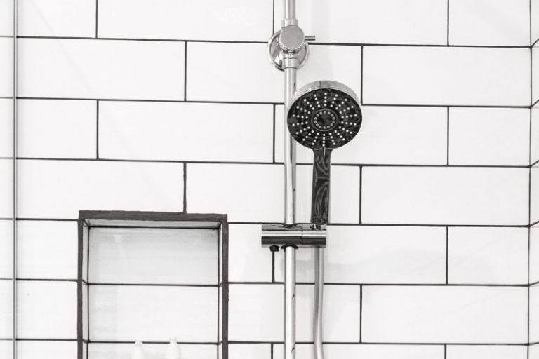 Here's why you should be making your bed with wet sheets! This trick is