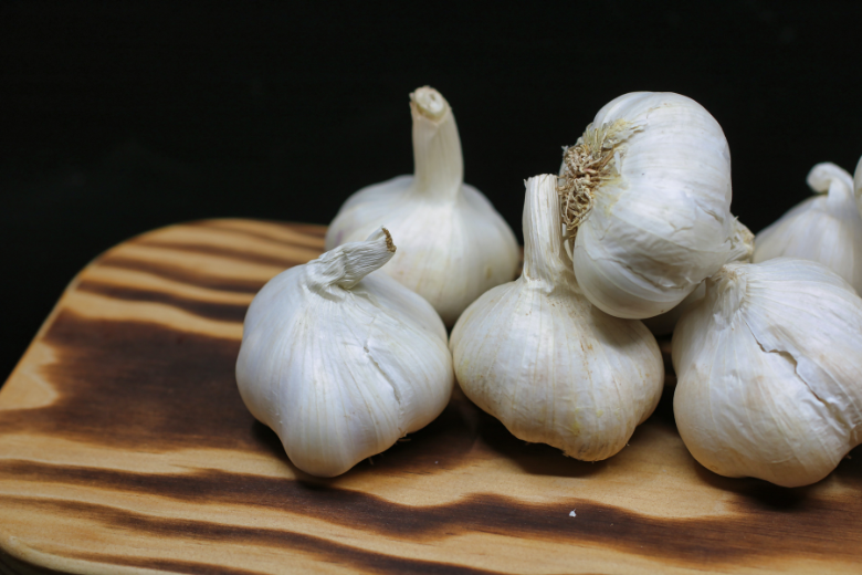 Here's How To Easily Get The Garlic Smell Off Your Hands